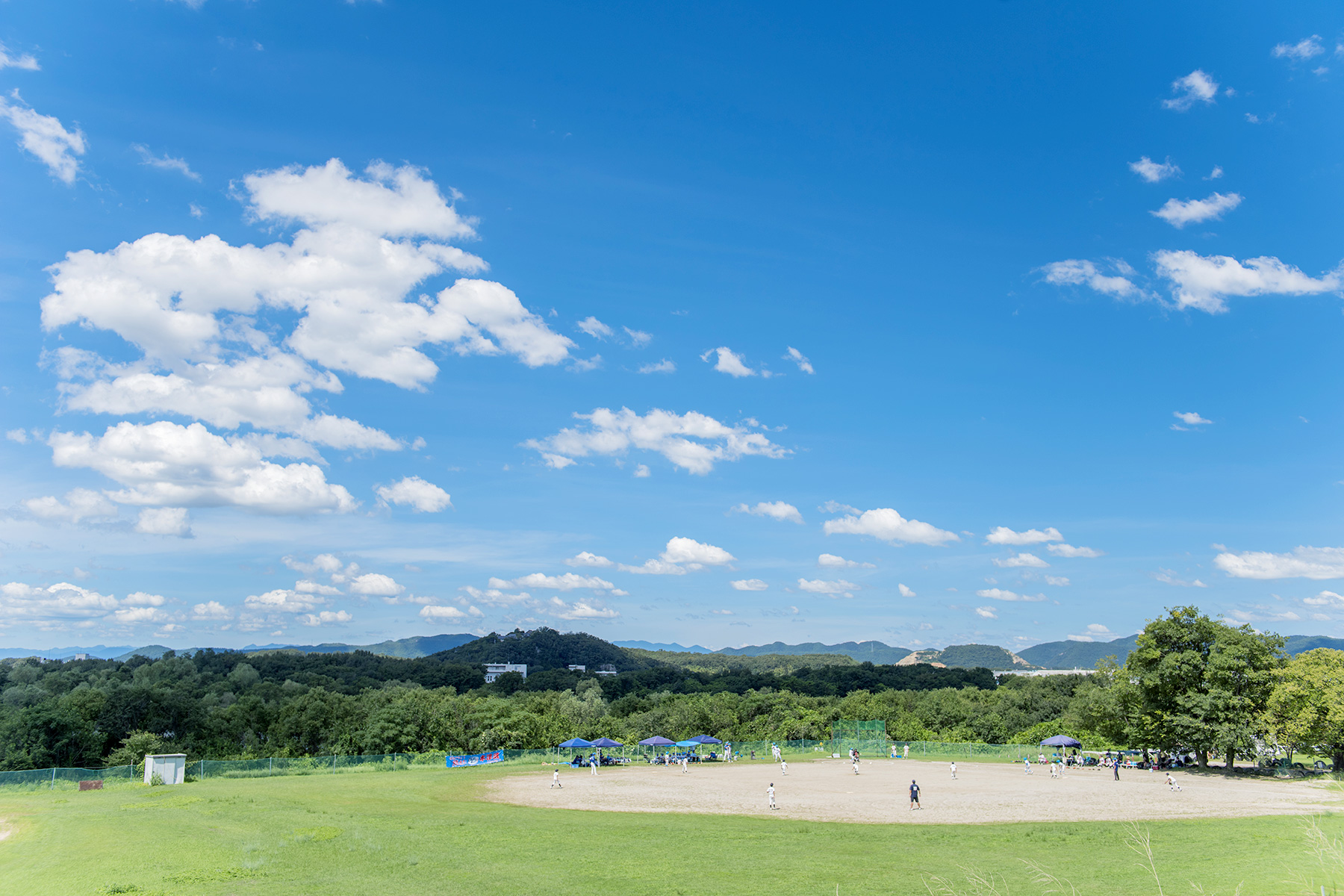 青空のもとで野球