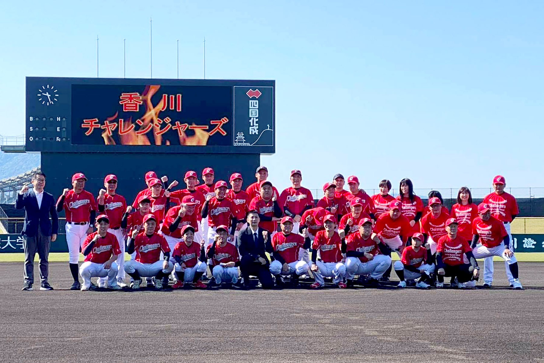 野球場でメンバー集合写真