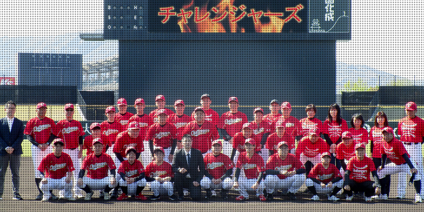 野球場でメンバー集合写真